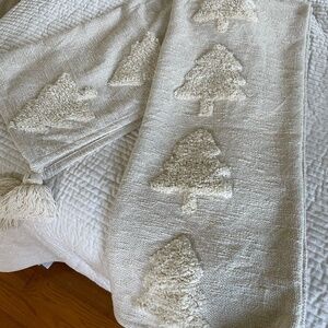 CUPCAKES AND CASHMERE CHENILLE CHRISTMAS TREE DESIGN THROW/BLANKET NWOT